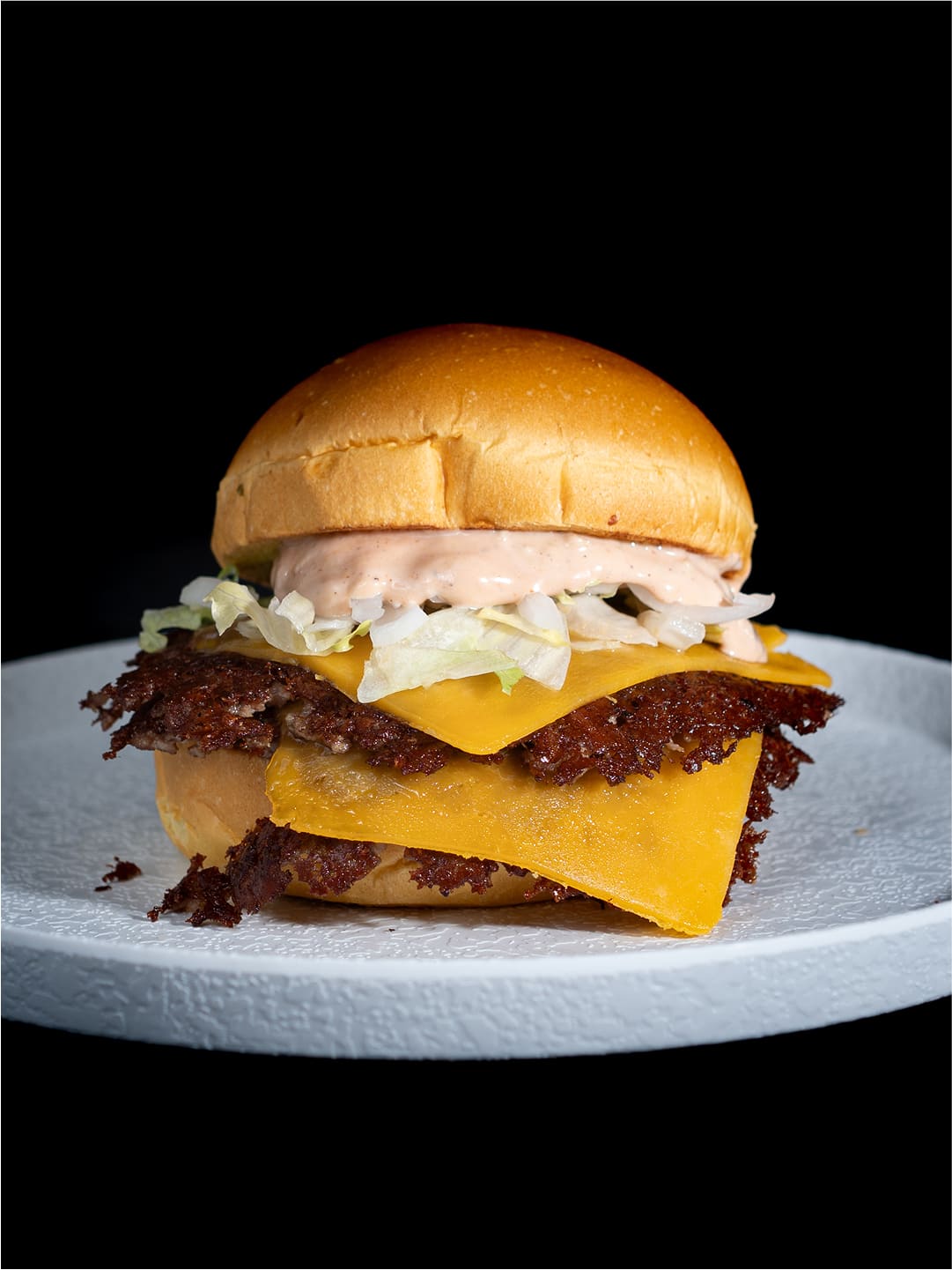 Hamburguesa doble smash con queso cheddar, lechuga fresca y salsa especial en Cádiz