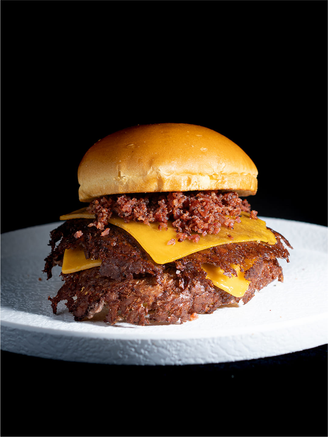 Smash burger con triple capa de queso cheddar y bacon crujiente en El Puerto de Santa María