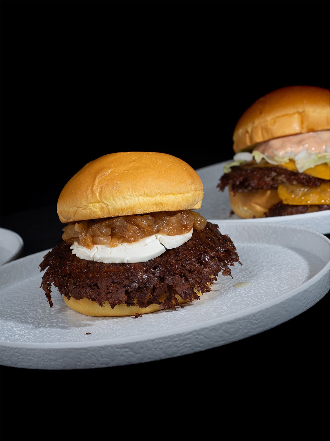 Hamburguesa gourmet con queso de cabra, cebolla dulce y carne smash crujiente en Cádiz