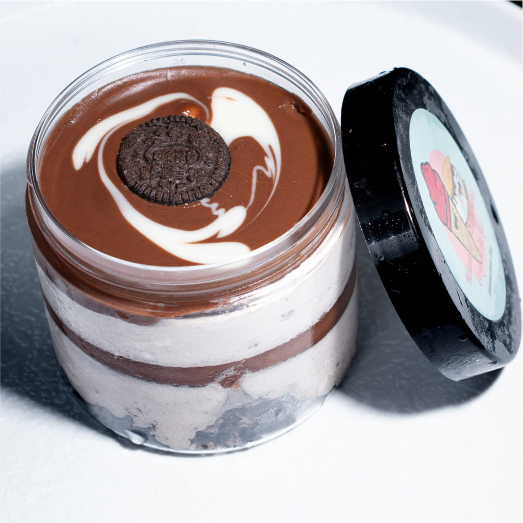 Postre artesanal de Oreo con capas de crema batida, galleta y cobertura de chocolate en Cádiz