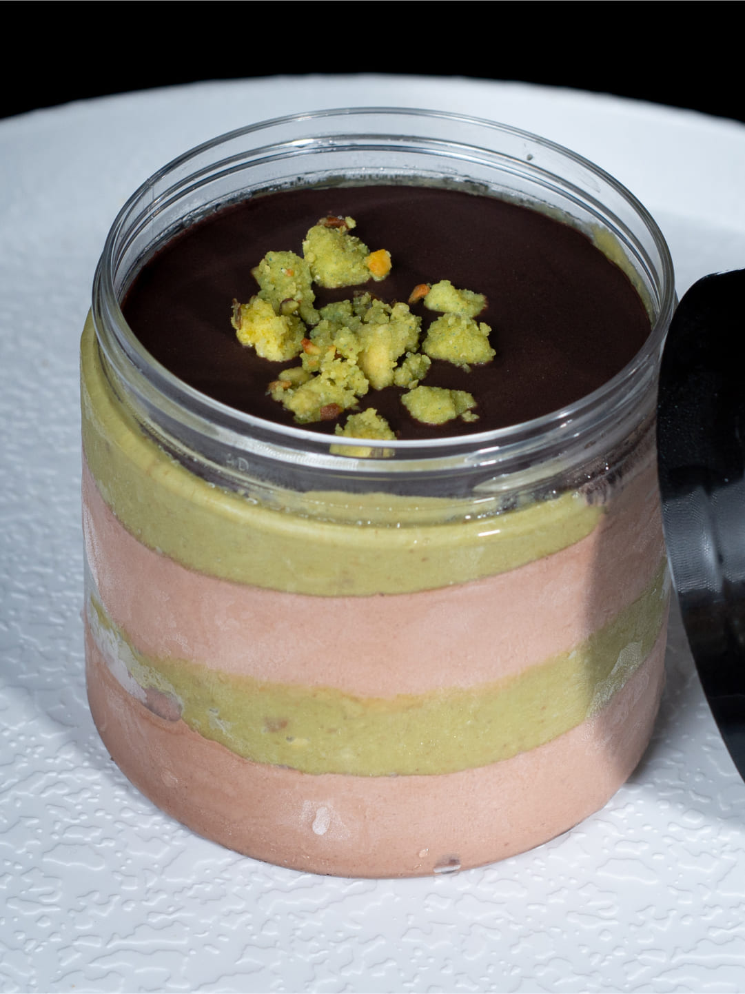 Mousse artesanal de chocolate negro y pistacho con crumble, postre gourmet en El Puerto de Santa María
