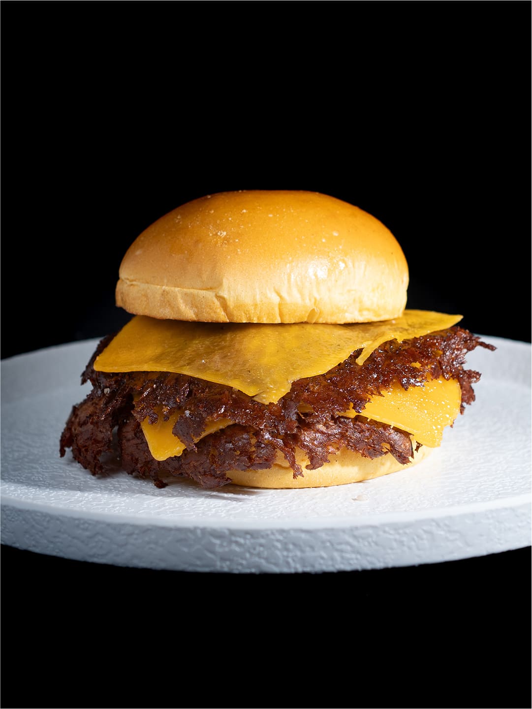 Hamburguesa para niños con carne smash, queso cheddar fundido y pan suave en Cádiz