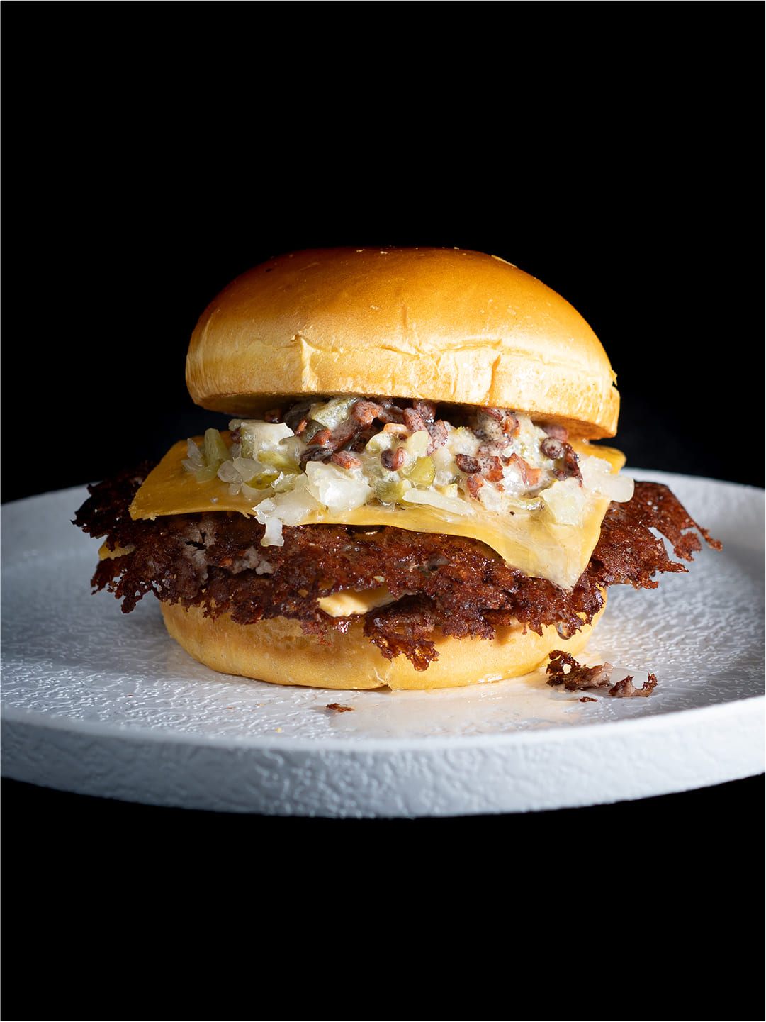 Hamburguesa smash con carne crujiente, queso cheddar fundido y salsa especial en El Puerto de Santa María