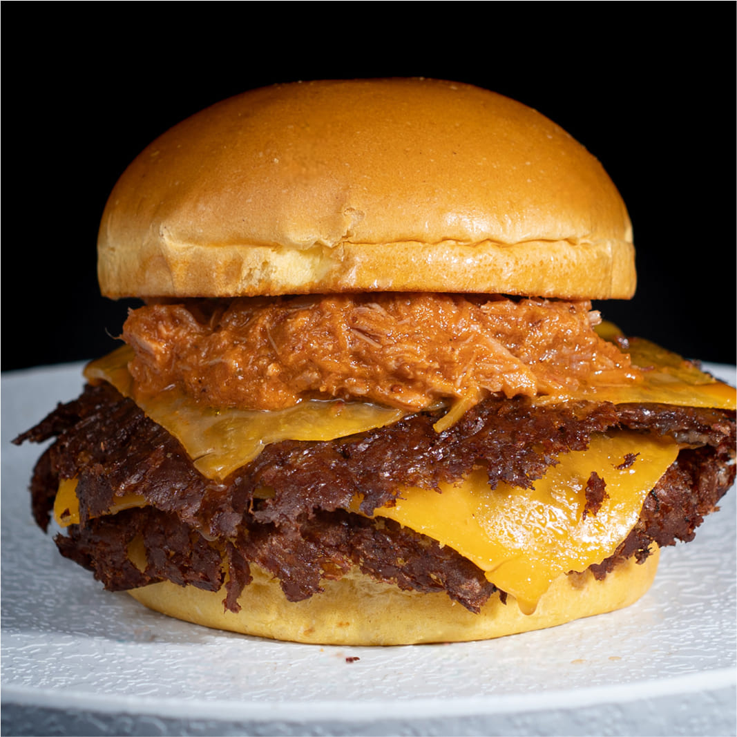 Hamburguesa Pulled Smash con carne doble smash, queso cheddar y pulled pork desmechado en pan brioche, en El Puerto de Santa María